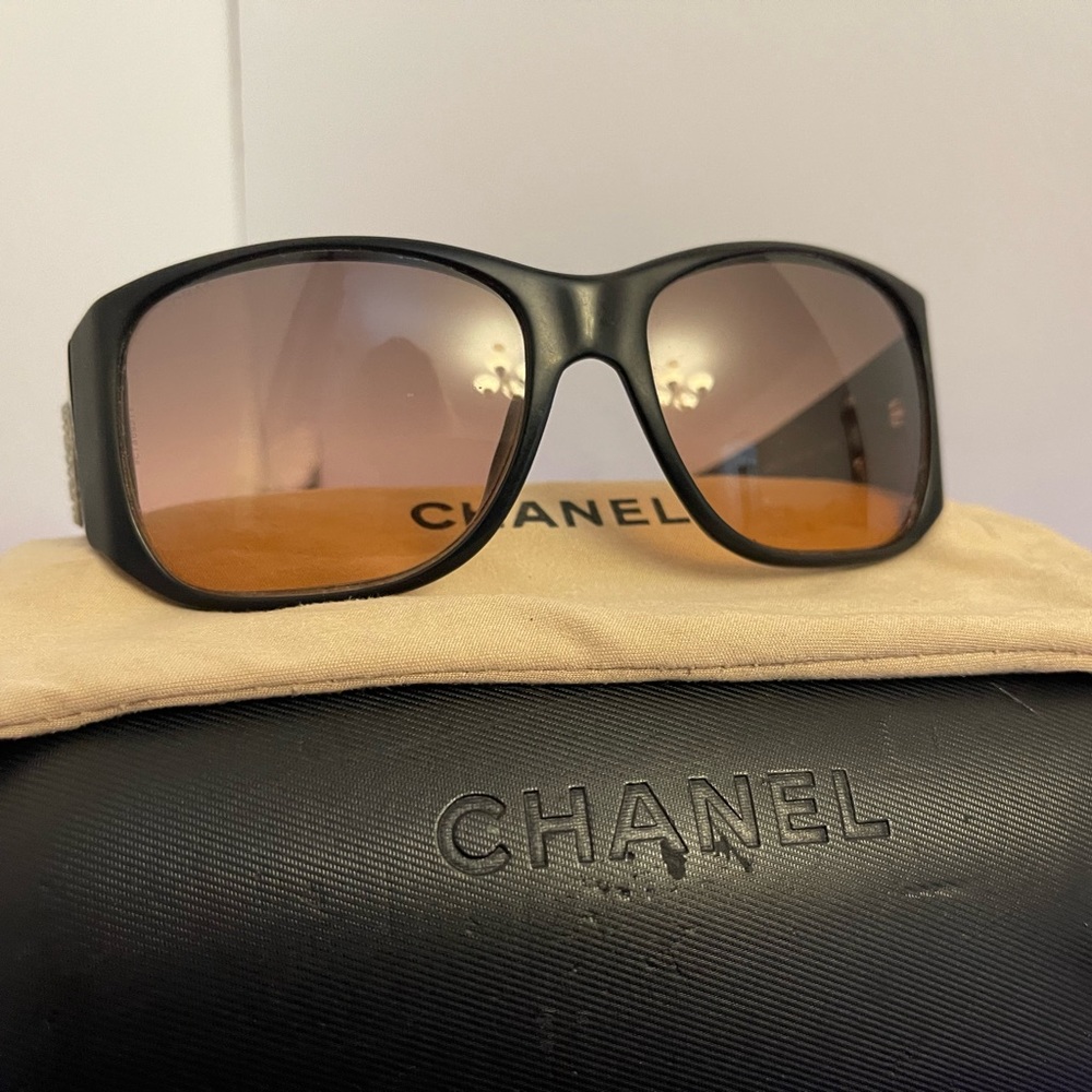 Chanel Vintage 5083h Pearl inset logo Sunglasses Original case, box, tags, bag